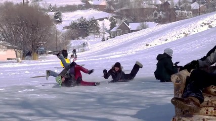 Ето как се забавляват хората в снега