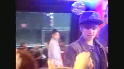 Justin Bieber Dancing & Fooling around on Gma