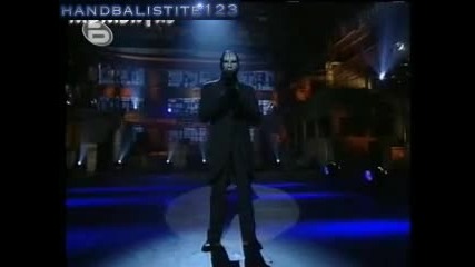 Магът сваля маската 