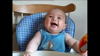 Сладко бебе се смее заразително
