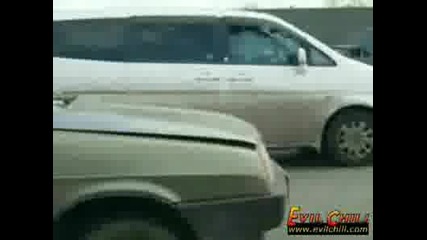 Човек кара кола Липсва едната страна