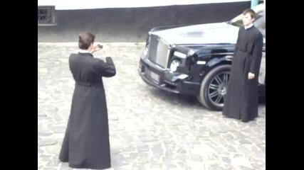 Семинаристи и Rolls - Royce Phantom 