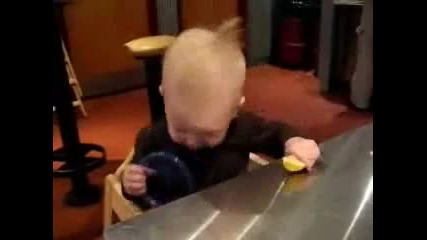 Момченце се бори с парче лимон