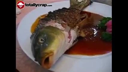 Ето как китайците хапват риба - все още жива и направо в чинията ! 