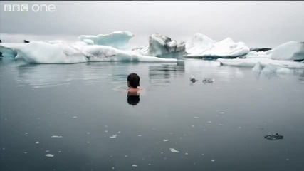 Човек плува в ледено езеро.