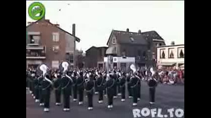 Бе къде ще бягаш бе, лапе ?! (смях) 