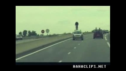 човек кара колело върхъ кола