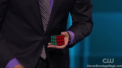 Магьосник показва трикове за мигновено нареждане на кубчето на Рубик