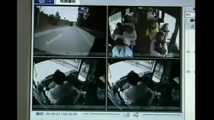 Извънгабаритен камион замалко да избие рейс с хора 