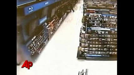 Мъж чупи телевизори в магазин 
