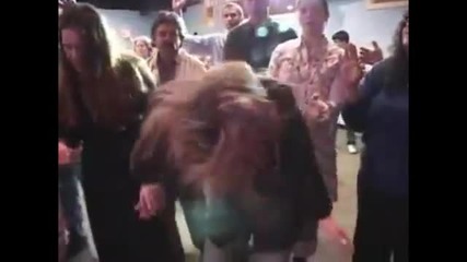 Ето така се танцува Dubstep :d