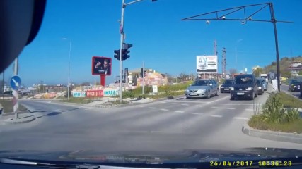 Опит за минаване на червен сигнал във Варна