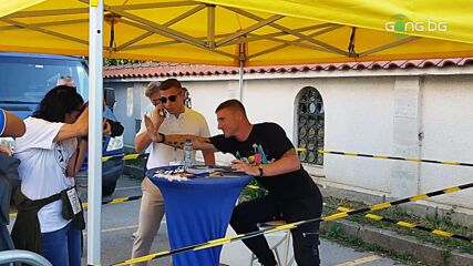 Боян Йоргачевич раздава автографи и се снима с фенове на Левски