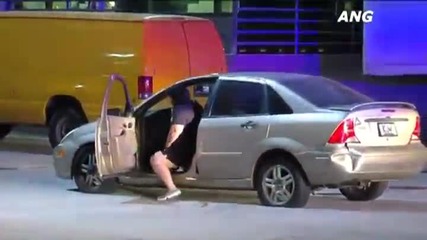 Жена бяга от полицаите с кола направи ги смешни ,после избухва в танц