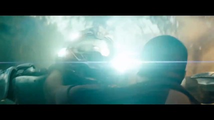 Откъс от филма - Battleship - Mick Defends Sam Against An Alien