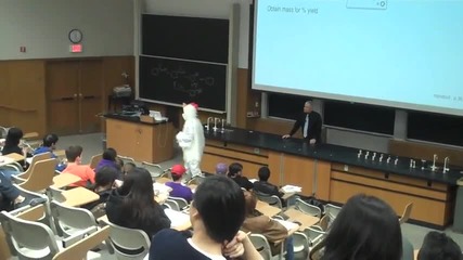 Смях! Професор подгонва студент облечен като кокошка! 