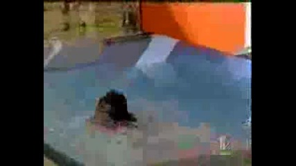 Дупка В Стената С Мацки По Бански
