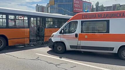 Автобус скъса мантинелата и навлезе в насрещното на „Цариградско шосе“ в София
