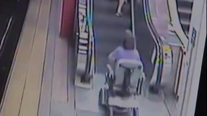 Жена в инвалидна количка vs. escalator