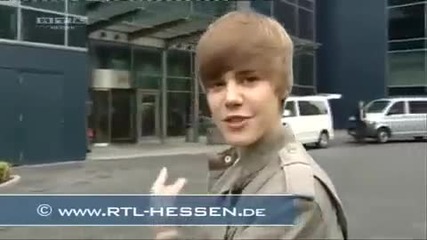 Смях :d !!! Justin Bieber си удря главата на врата в Германия 