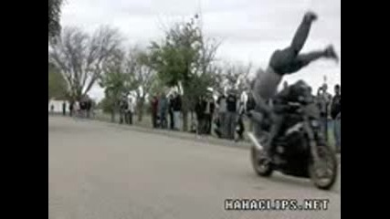 човек се опитва да прескочи моторист смях 