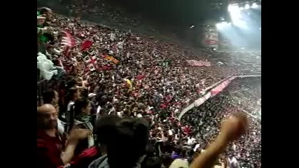 Публиката на Милан пеят Curva Sud Milano Che Confusione sara Perche Tifiamo