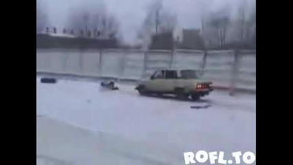 Побъркан руснак се опитва да прескочи кола 