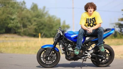 Страхотна е нали Stuntbums.com Dainese Knee Guard Contest