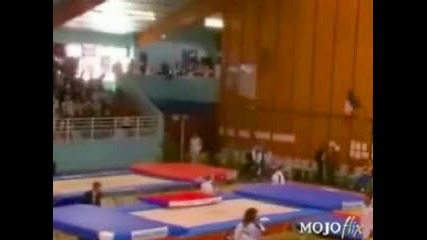 Жена Пада От Трамплин