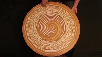 Руски художник използва голи ръце, за да се създаде хипнотизиращи модели върху мокра глина!