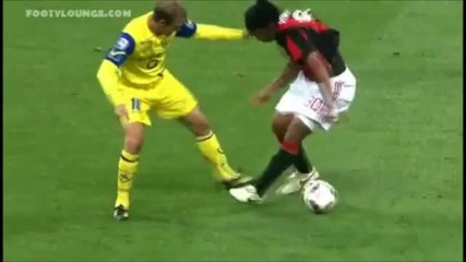Роналдиньо срещу футболист на Киево 