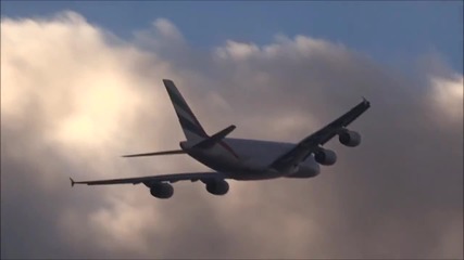 Удивително самолет пресича облак