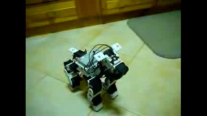 Куче робот прави трикове
