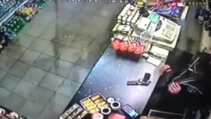 Храбър магазинер взима пистолета на крадец