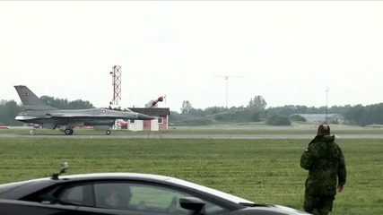Lamborghini Aventador vs F16 Fighting Falcon