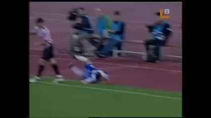 Футболист се размазва на пистата от 2 метра височина пада по глава