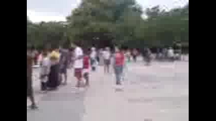 Бабка се раздава на яка музика