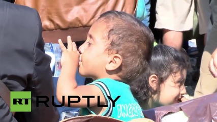Greece: Hundreds of refugees cross border into Macedonia
