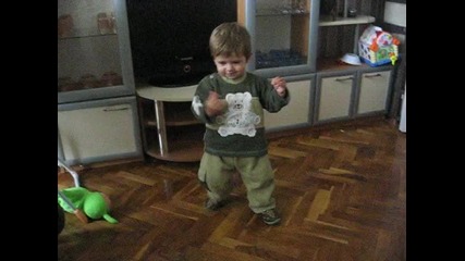 бебе Веси танцува