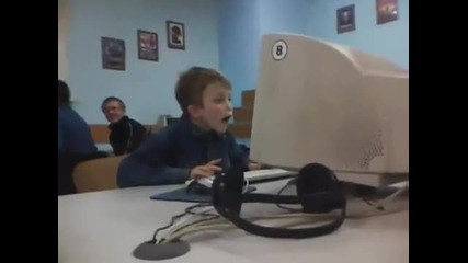 Какво ли зяпа този?