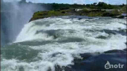 Ненормалници се къпят във водопада Виктория 