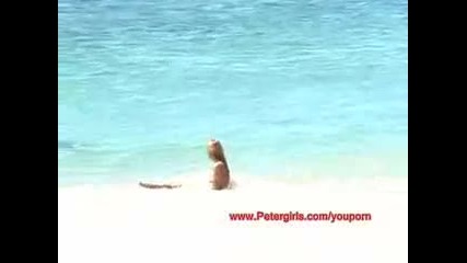 Секси чисто голо момиче със стегнато дупе на хавайски плаж