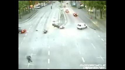 Мотоциклет катастрофи в 75 mph в Mercedes S - класа 