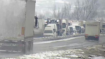Задръстване на пътя за Мездра под Ботевград