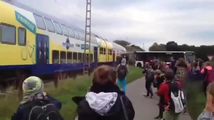 Влак блъска училищен автобус