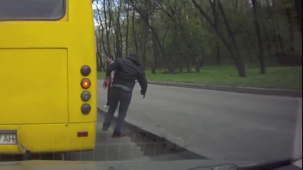 Шофьор на автобус изхвърля пияница! ;d