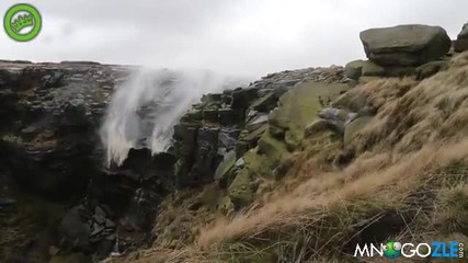Водопад тече в обратната посока