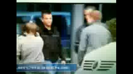 Justin Bieber se ydrq vuv vrata