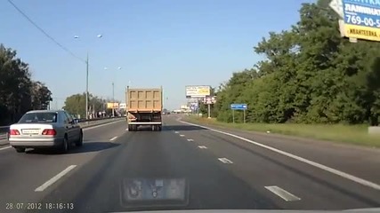 Ето как камион спира пред пешеходната пътека!