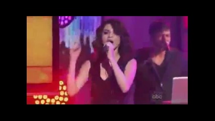 Selena Gomez пее в Новогодишната нощ - More
